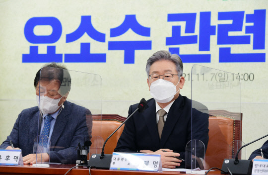 이재명 민주당 후보가 7일 국회에서 열린 요소수 관련 긴급점검회의에 참석해 발언하고 있다. 국회사진기자단=연합뉴스